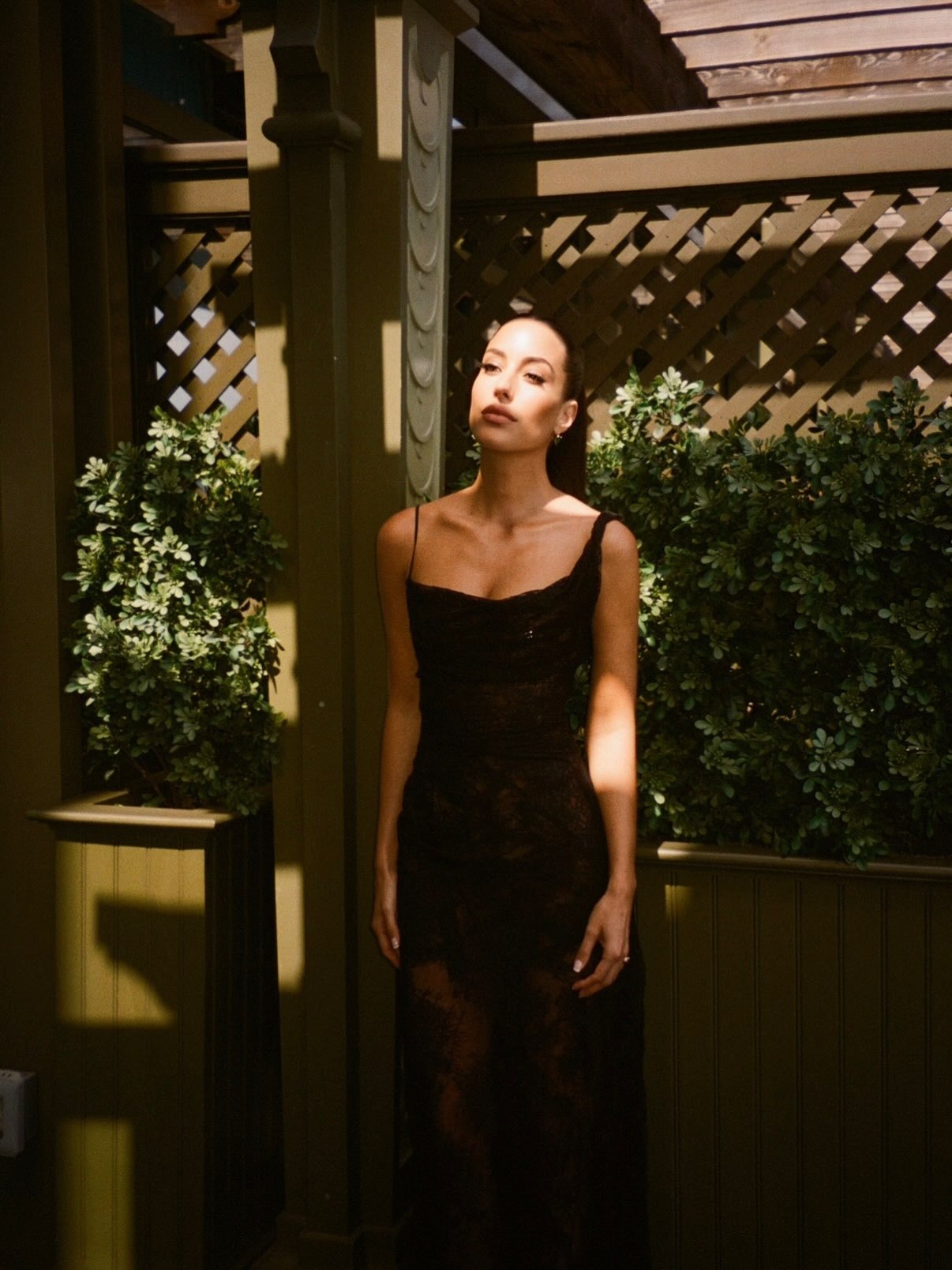 62岁布拉德·皮特与33岁女友伊内斯·德·拉蒙出席霉霉世纪婚礼幕后写真📷