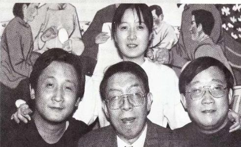 90年代，梁左、梁天、梁欢和父亲，一张罕见的留影，正是《我爱我家》创作热播的那段