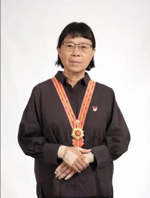 “不愧是写入共和国简史的女人”！张桂梅交权了，华坪女高新教学楼明年3月投用。这位