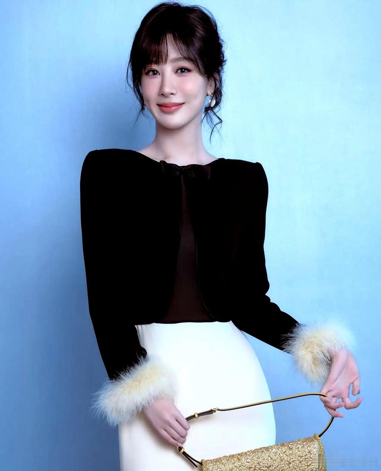 原来私底下的小紫姐竟北京华伦天奴活动上，朋友偶遇杨紫，说她线下比屏幕里更亮眼——