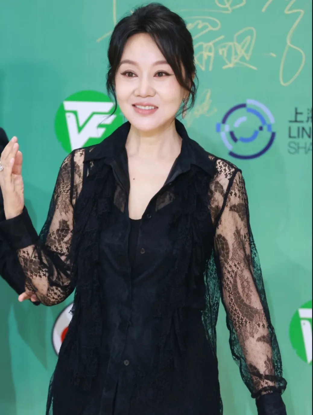 闫妮在上海白玉兰踩了3个坑给所有女生提了个醒上了年纪，千万别这么
