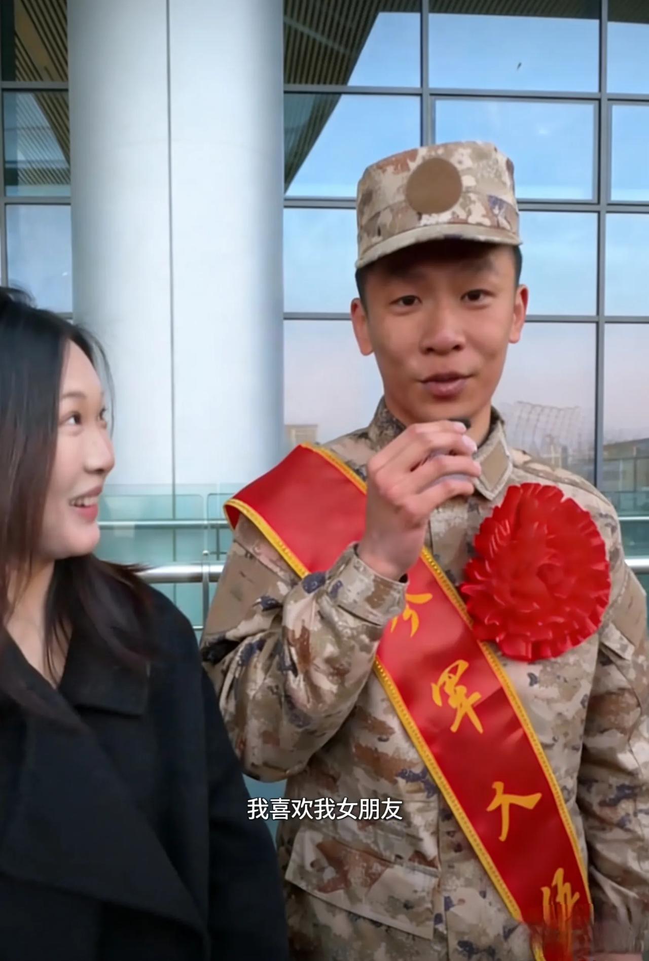 女孩送男友当兵，被男友当众告白，她的回答让人破防谁也没想到，一场普通的新兵送