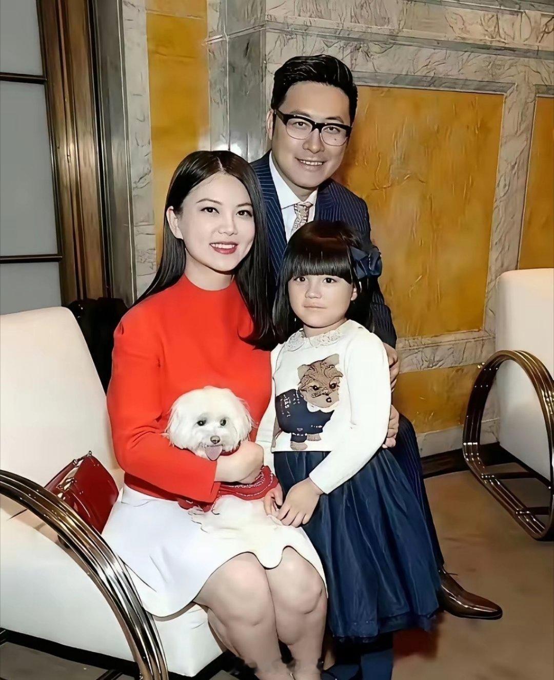 王岳伦婚后肯定很宠李湘，要不然也不至于胖那么多。