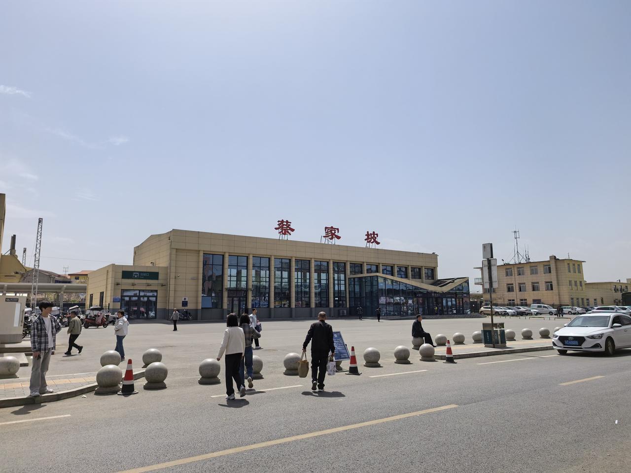 岐山就是擀面皮的天下，满街都是擀面皮店，满街也是前来吃擀面皮的客人。擀面皮的天花