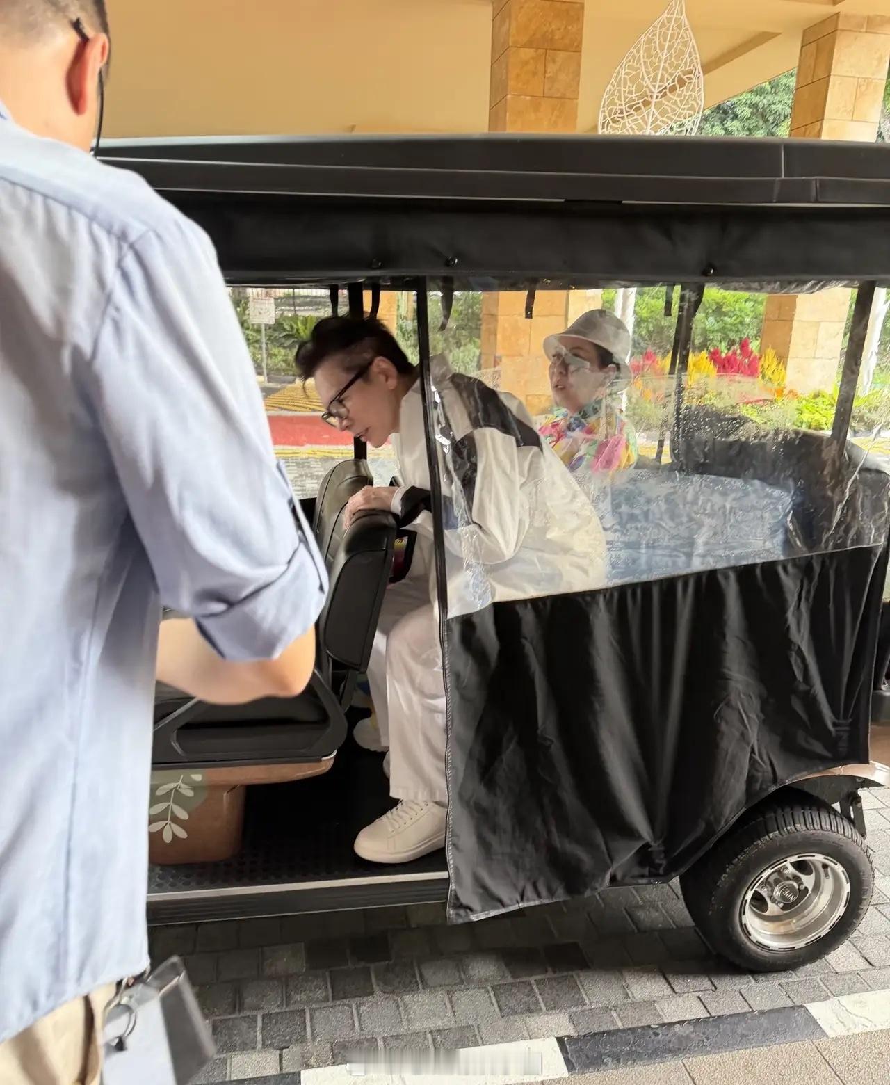 有网友在新加坡偶遇向华强夫妇，这两位也是叱咤风云的人物！年轻时风光，老了也体面，