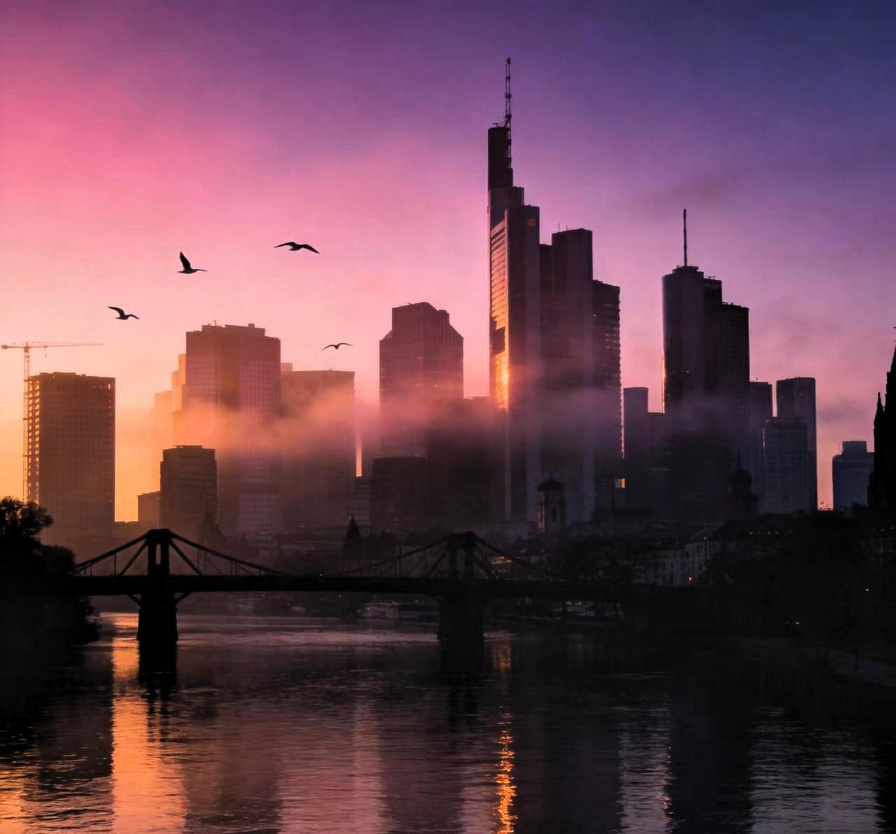 我认识一个朋友。年轻时老公出轨，大家都觉得天塌了，她睡了一觉起来说：“那正好，