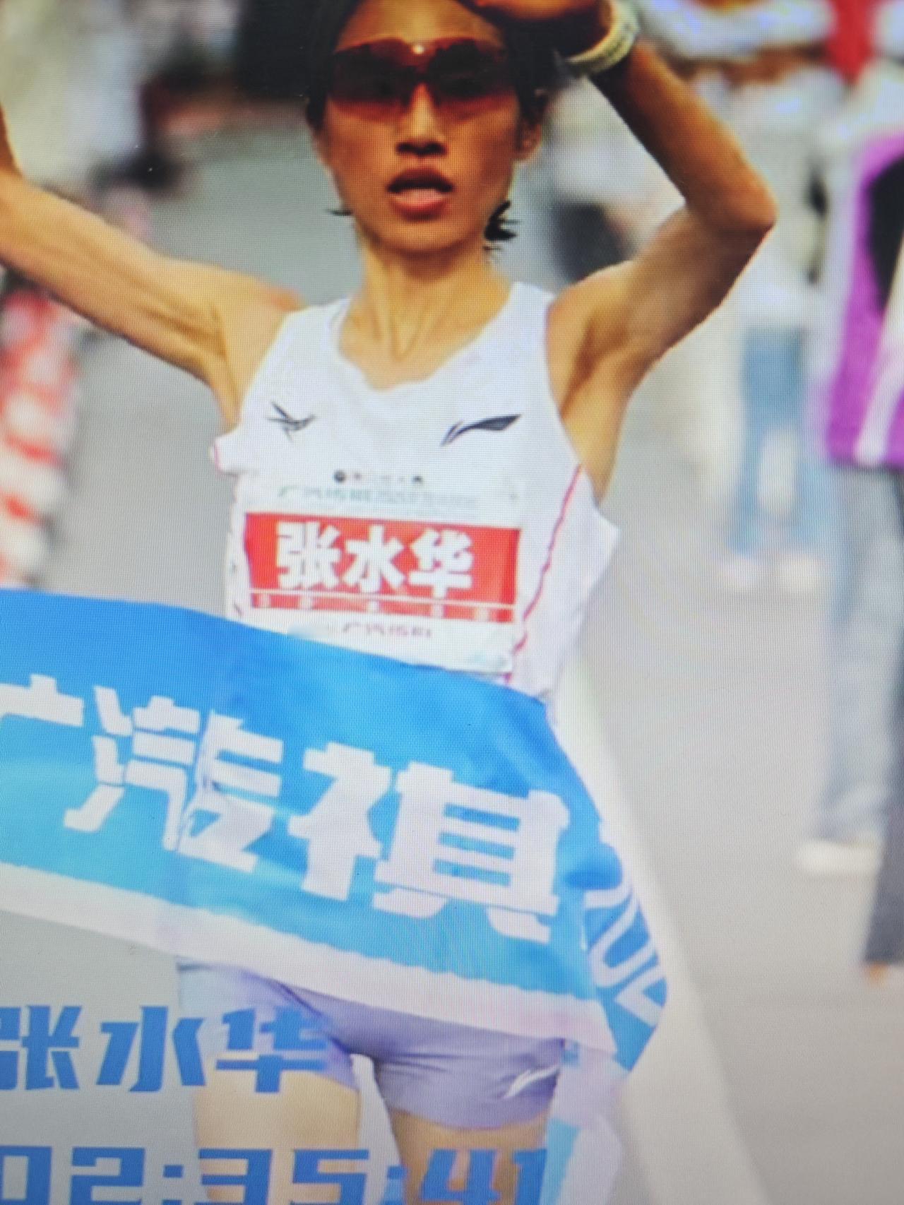 跑马拉松的护士会辞职吗？网上有人传说，张水华离开了医院，或者说已经被医院辞退