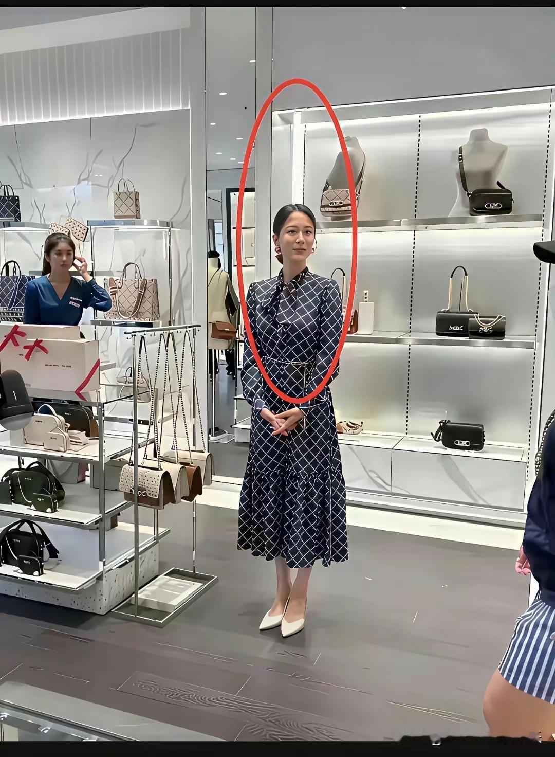 那么大一个明星，我居然不认识她！[捂脸哭][捂脸哭][捂脸哭]