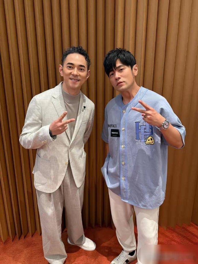 李晨晒与周杰伦多年合照，勾起回忆。年轻时李晨似郭富城，而杰伦也愈发帅气有魅力。