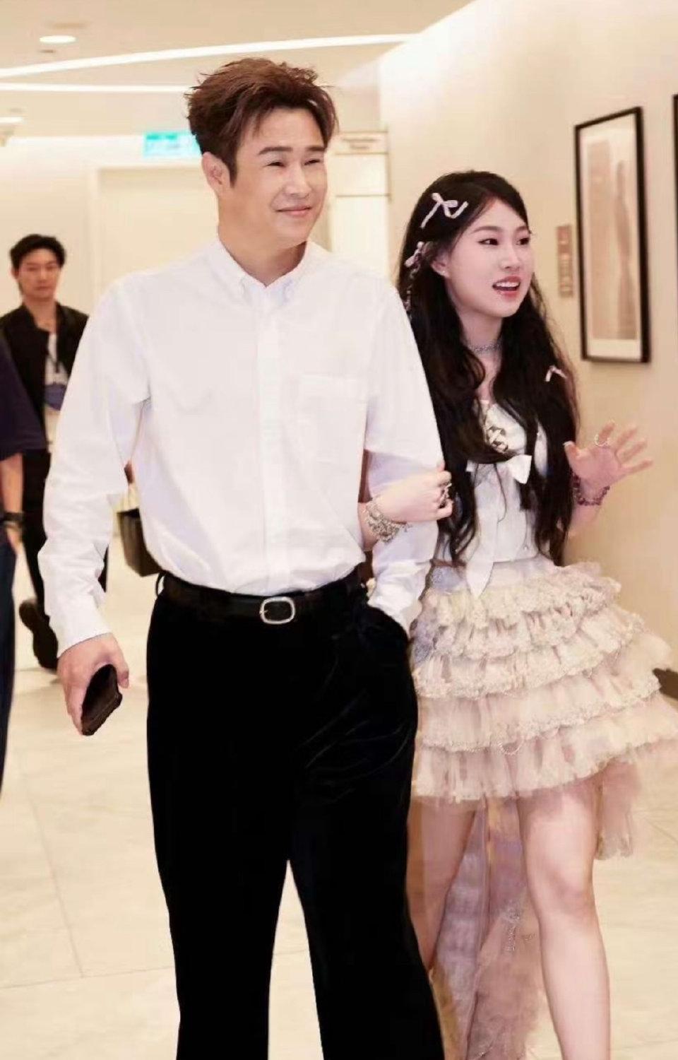 这事儿闹得不小。2025年最后一天，小沈阳女儿沈佳润在江苏卫视跨年晚会上，跟毛不