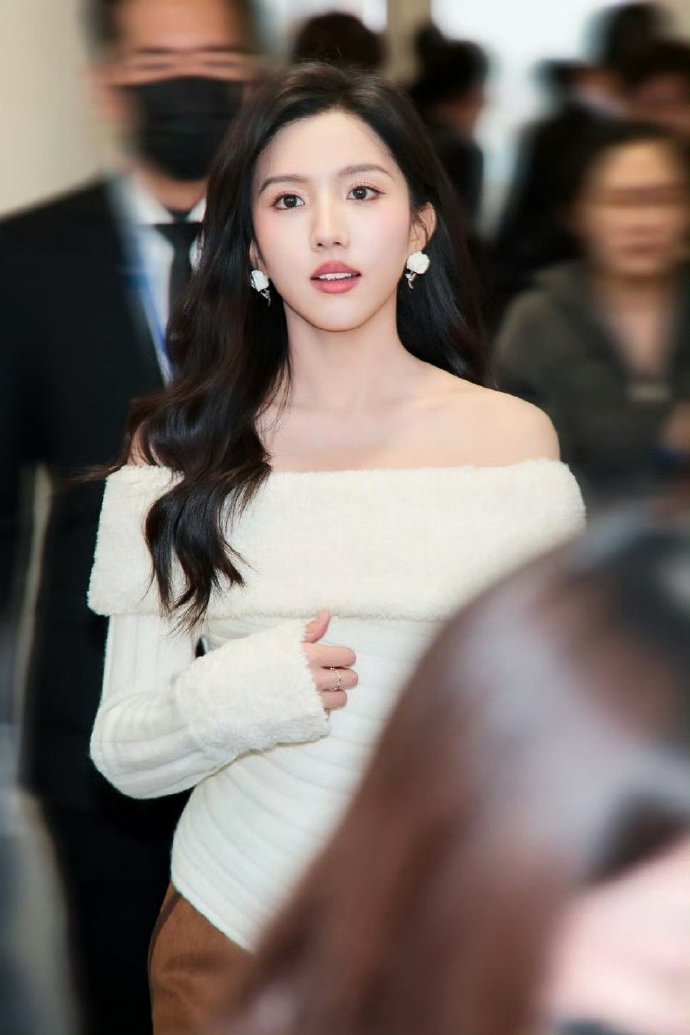 苏晓彤这状态绝了！线下亮相，卷发红唇造型惊艳，白色漏肩针织衫勾勒优雅气质，温柔妈