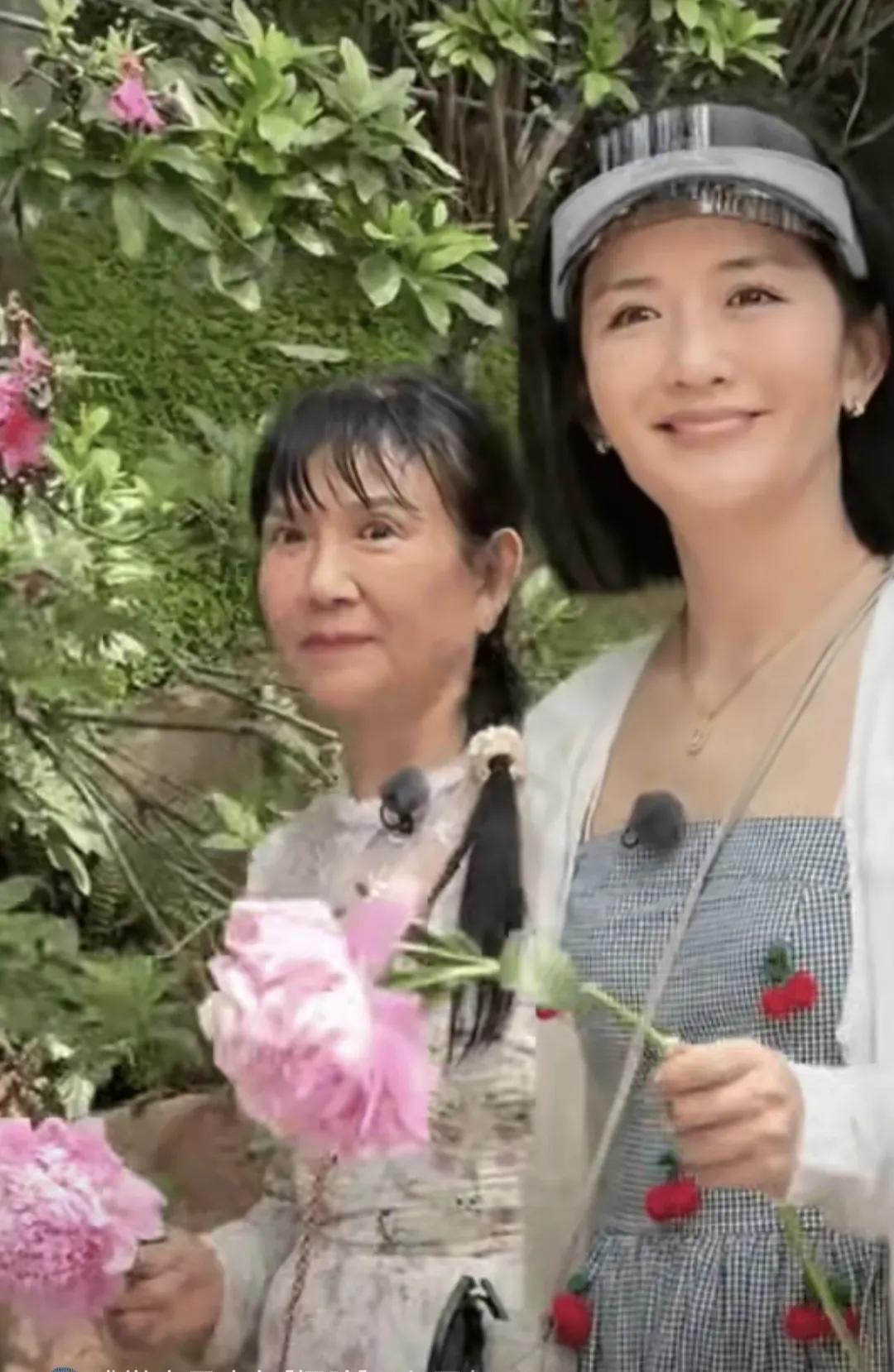 所以说就算谢娜张杰定居上海，谢娜的妈妈审美也跟不上上海人的考究的，而是带着川湘贵