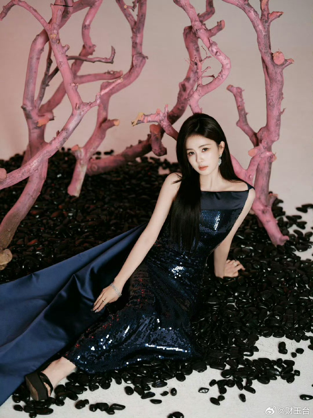 白鹿深蓝亮片裙深海星光，美到失语✨深蓝亮片高定裙把星河穿在身上，斜肩剪裁衬出优