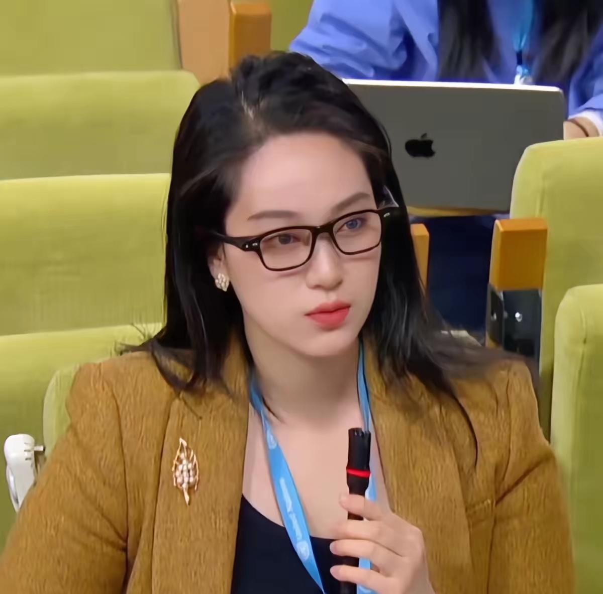 刚刚，联合国传来这样一幕！中国记者提问时，鼻梁上隐藏的“第二大脑”让外媒彻底看