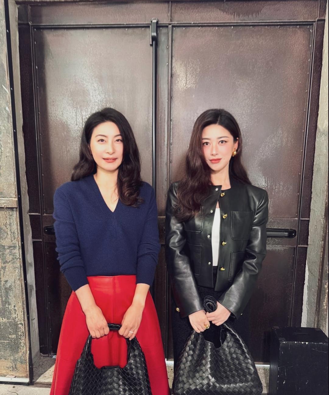 郭晶晶的脸特别神奇，并不是大美女，但跟什么明星在一起拍照她都不输。显得贵气，更有