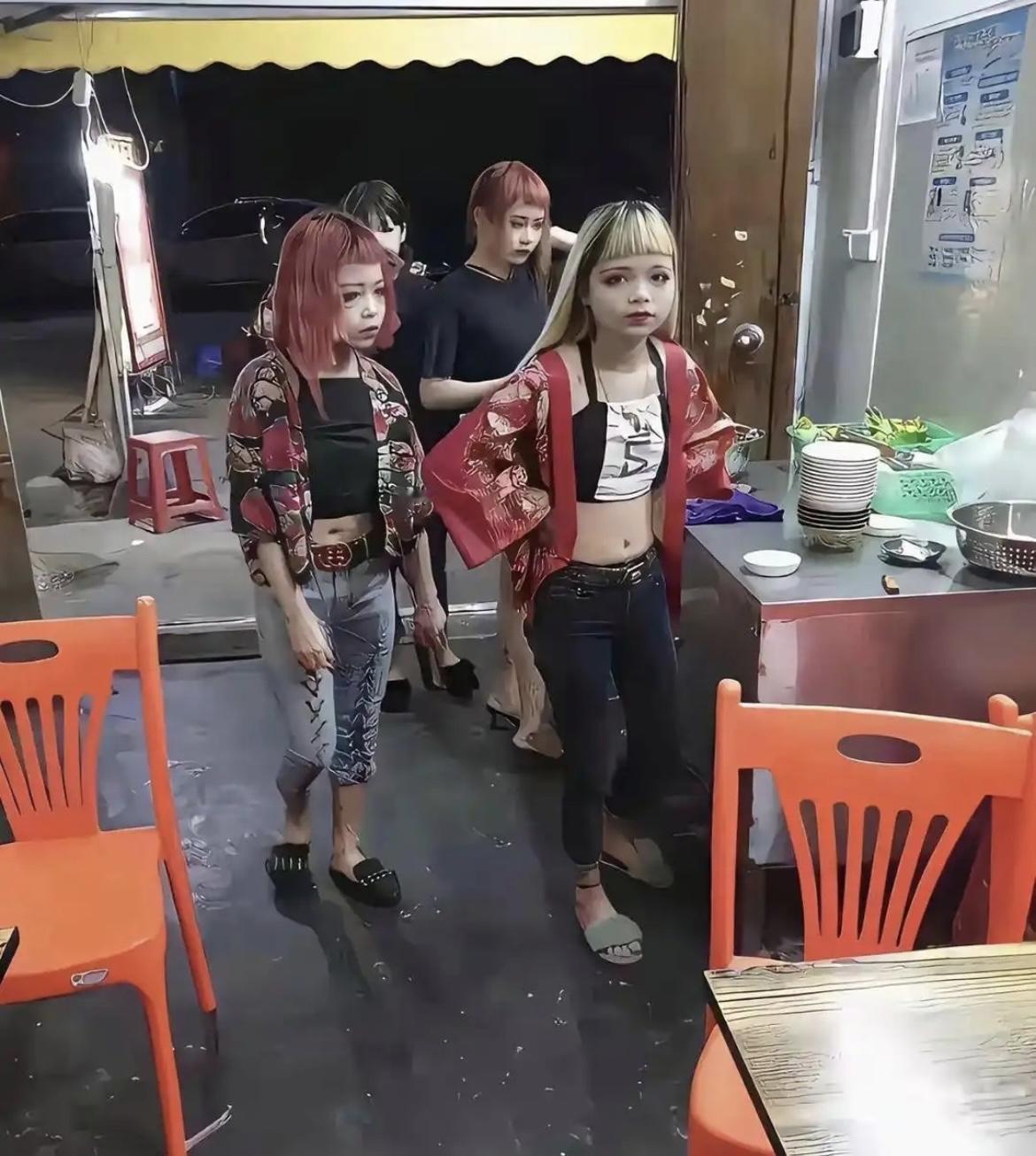 很难得这年头还有人有这样的打扮。真的是绝版了！[笑着哭]