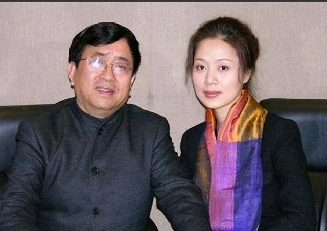 1992年，余秋雨二婚娶了女明星马兰。新婚之夜，余秋雨向马兰提出了一个正常女人难