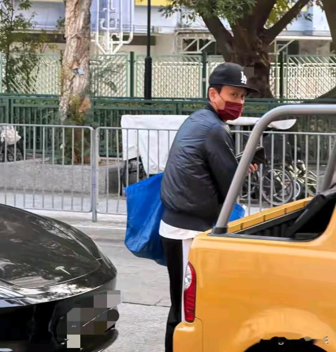 很想问问黄宗泽：什么猪肉需要你亲自去买？45岁黄宗泽一个人背着超大的蓝色购物袋