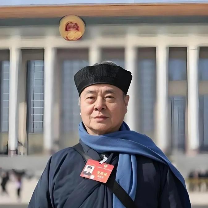 在两会上，有个“算卦”的道长，他说：“养生的尽头，不是吃多少补品，练多少功法，