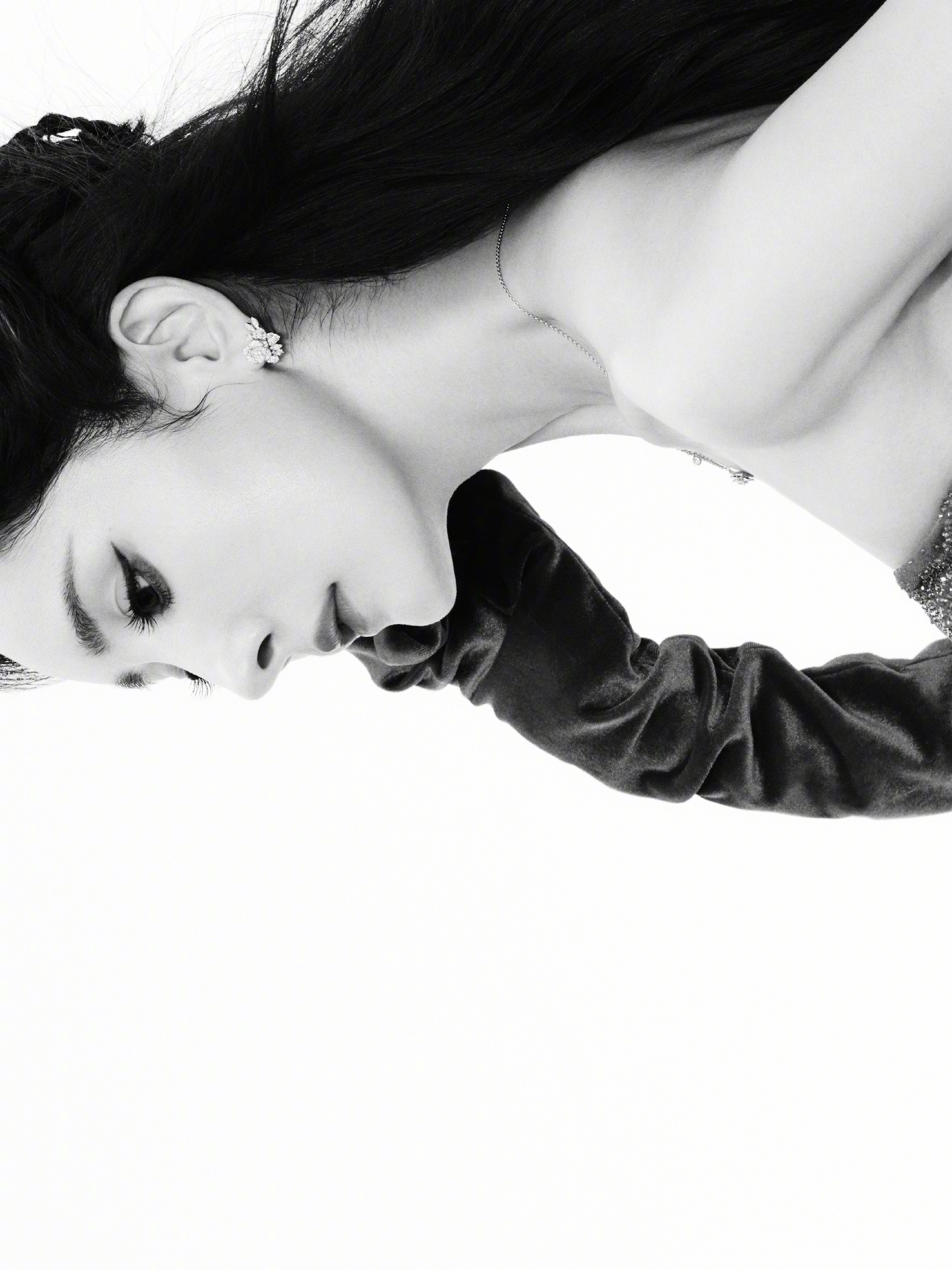 杨幂👠脚踩红底，佩戴伯爵，穿RM。