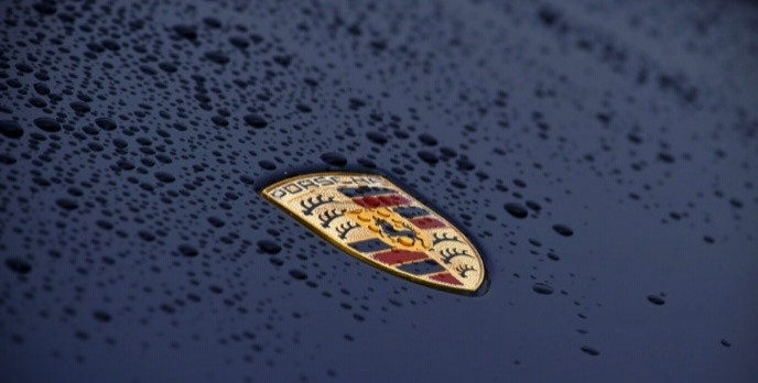 保时捷营业利润暴跌92.7%谁能想到，曾经的利润奶牛保时捷，2025年直接“赚不