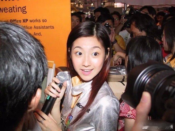 她算第一代被人在网上捧到红的女孩了，五官没有P过，纯天然，最后嫁给了王浩信……