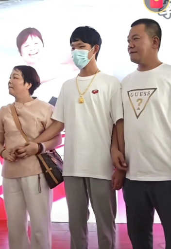 原来叶锐聪家里这么殷实，昨天叶锐聪回来坐的那辆车是就是他爸爸的，他爸爸本人座