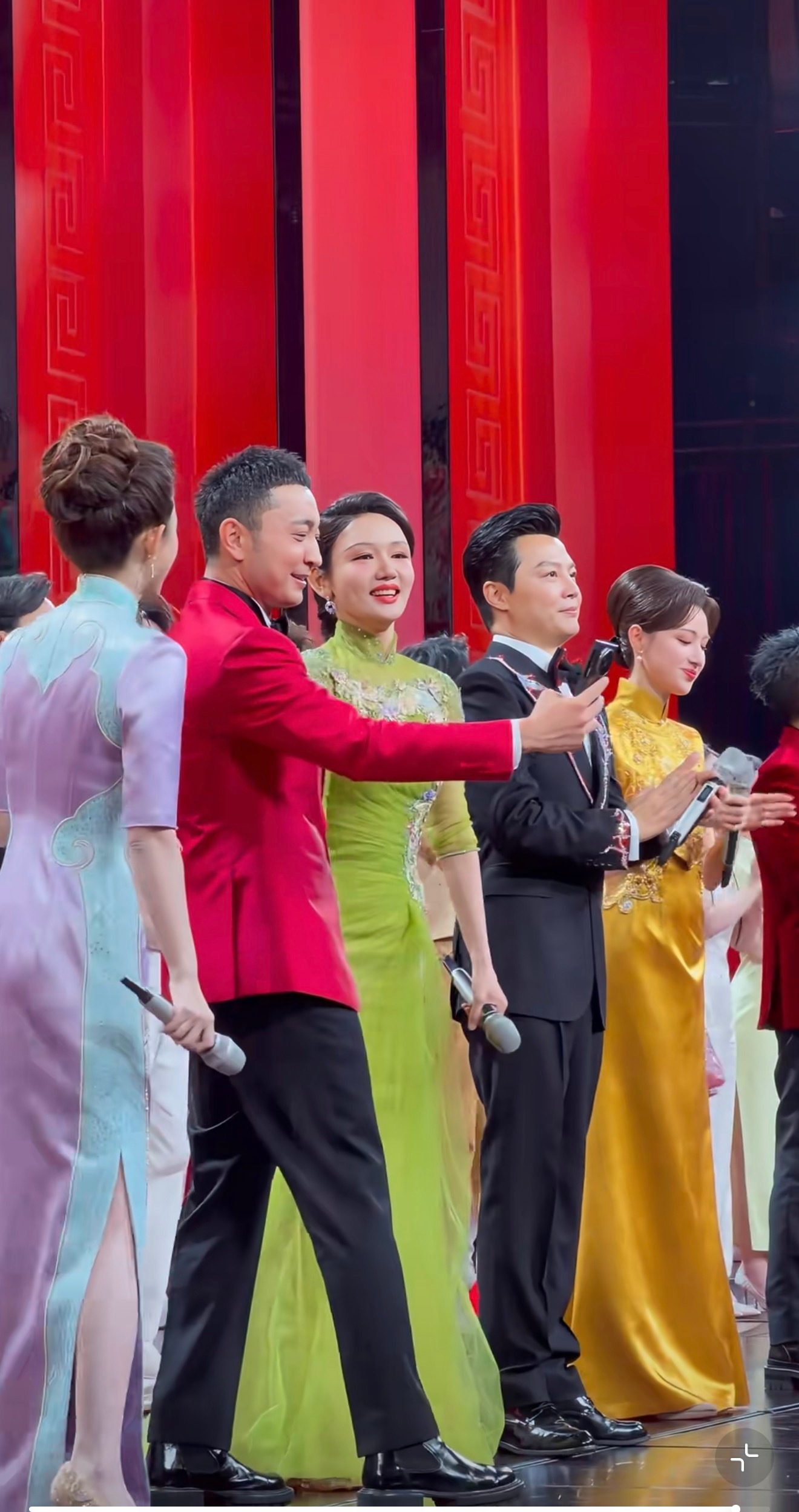 2025年春晚合影：一水的iPhone2026年春晚合影：一台华为据说