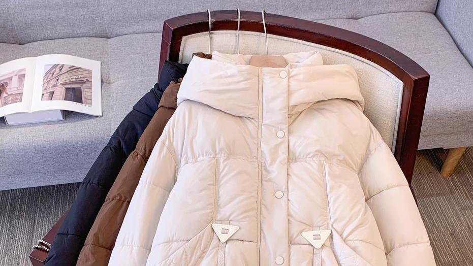 羽绒服和棉服在保暖性和防潮性能方面的比较。在相同重量的情况下，羽绒服通常更保