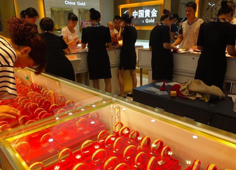 以现在的黄金价，3吨100元人民币和3吨黄金，到底谁更值钱?你知道3吨人民币是多