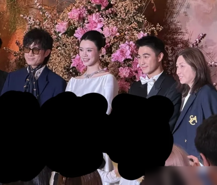 古巨基两口子往那儿一站，画风跟别人全不一样。别人搂腰挽胳膊，他太太直接站到何猷君旁边去了，笑得那叫一