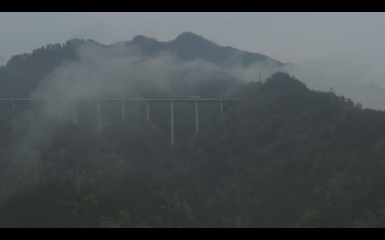 D2：坐公交船，穷游三峡。今天早上到野三关镇。火车从海拔不足百米的宜昌驶来，短