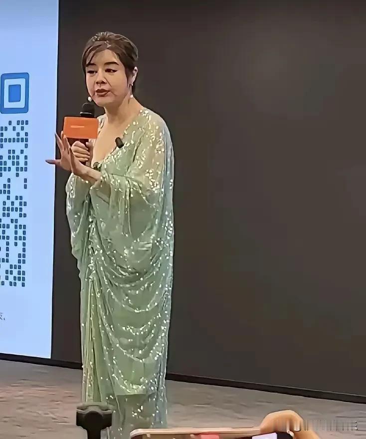 于文红是典型的微商女王类型的女强人，她专门宣传医美，可是她看起来很惊悚，医美后遗