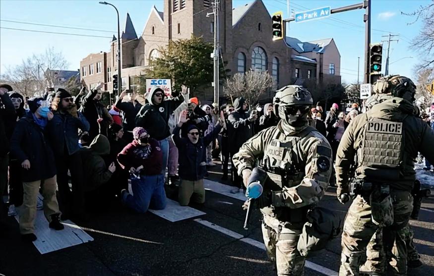支持率集体跳水！近期美国移民执法领域的惨案直接引发了连锁反应，不仅让执政层在移民