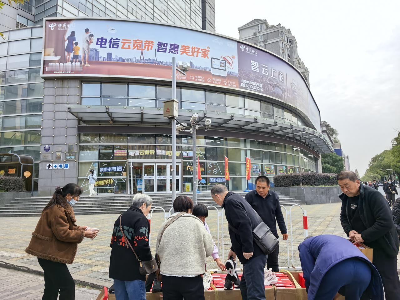 网红成都演唱会上唐艺听到下面有人喊“唐老鸭”，突然停止演唱，而是怒气冲冲大喊