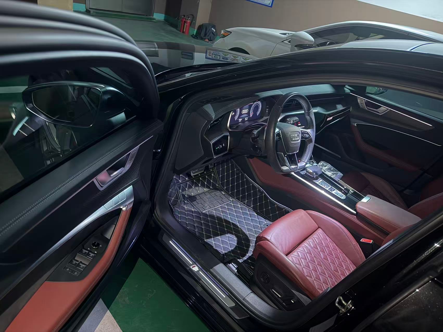 好久没营业了刚吃饭的时候买了台奥迪S621年1.9万公里，一手原漆素车很