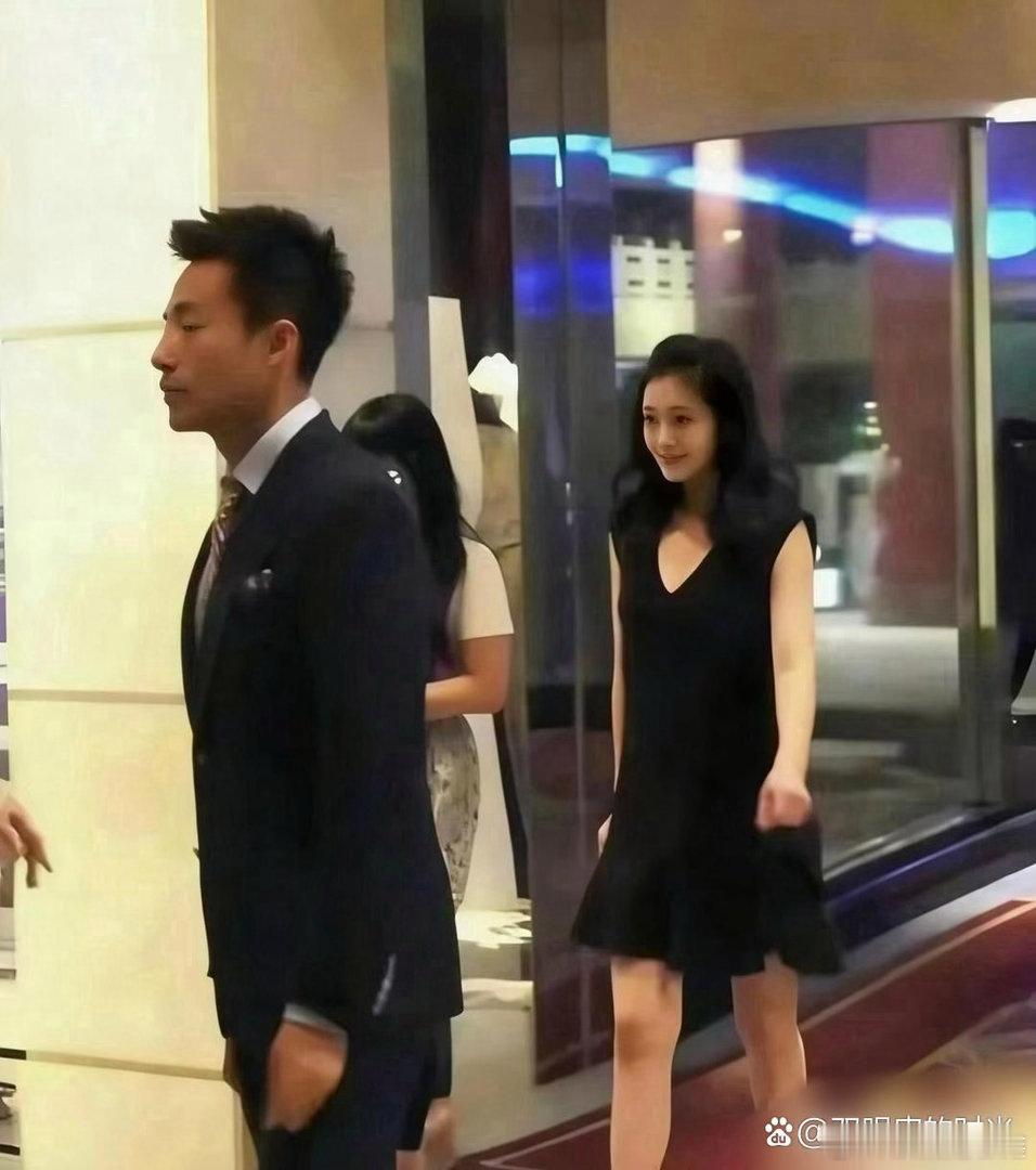 据说这是汪小菲和大S第一次见面的照片，原来大S当时是这个装扮，怪不得第一眼汪小菲