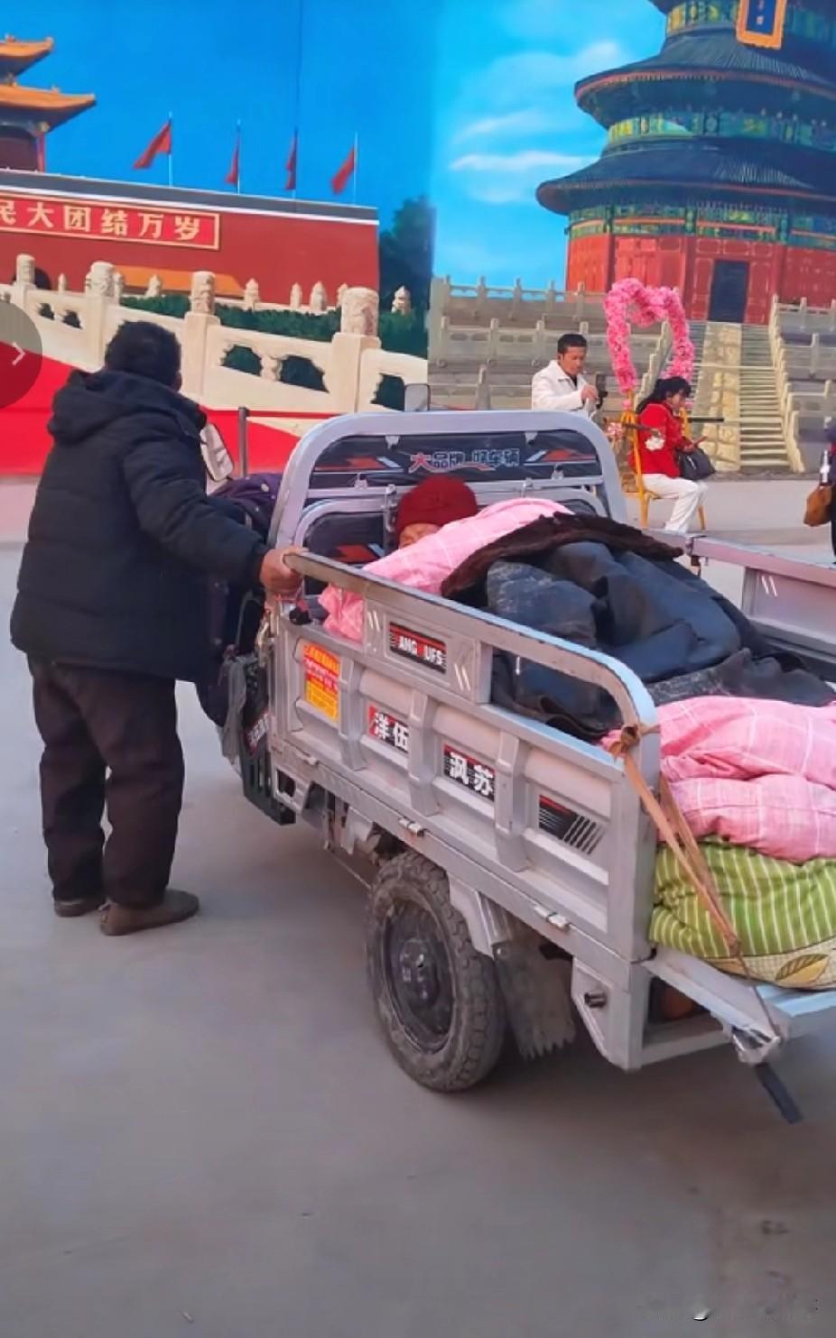 男子看到村里面的老人们都到吴营村天安门绘画前拍照圆梦了，他认为，我的母亲虽然