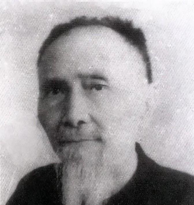 1935年，日本军官土肥原见大侠杜心五誓死不从，决定公开杀掉。监牢中，看守送来的