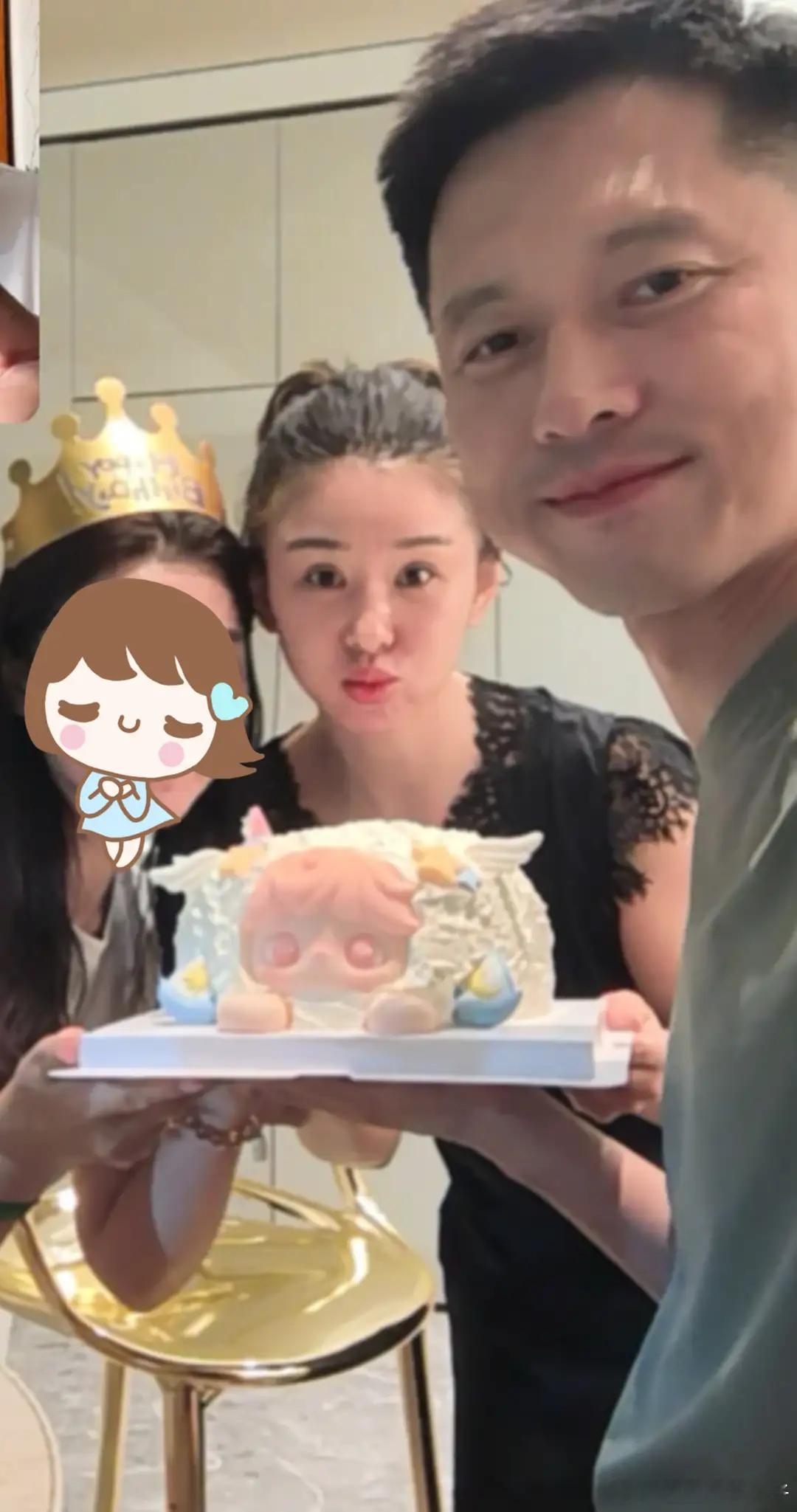 李小萌夫妇在家请客,复式大平层装修很有格调,王雷喝酒也抽……
