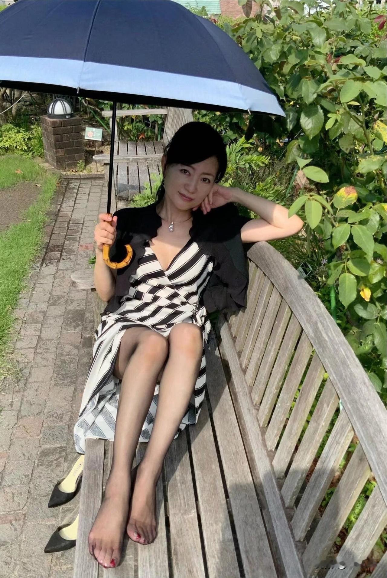 秋日花园探花记，黑裙与绿植的完美邂逅