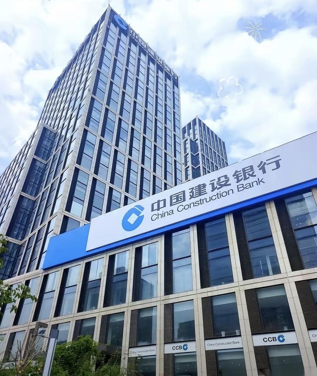 有人去银行取一万元生活费，柜员非要查钱用途，不问还报警了。结果储户竟是位律师，现