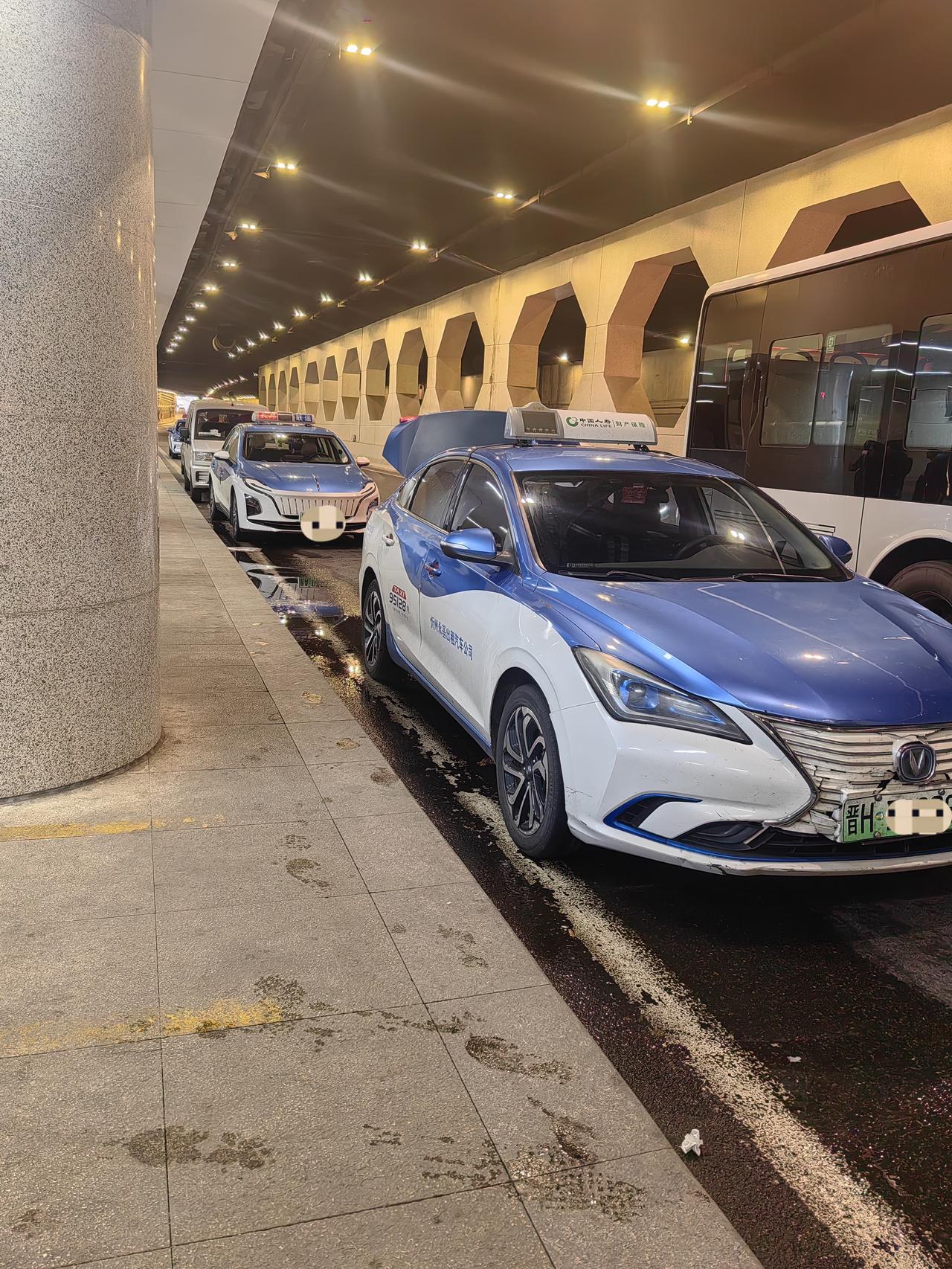 出租车在公交站趴活近来数次经过火车站下穿公交站，还个样子成常态了，好像出租车