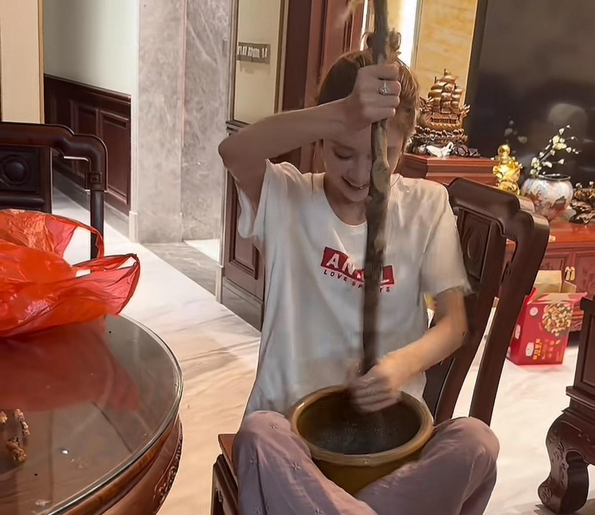 原来卓仕琳的底气不是其容貌，而是其家庭环境。中秋节，卓仕琳与姐姐大卓卓留在老家