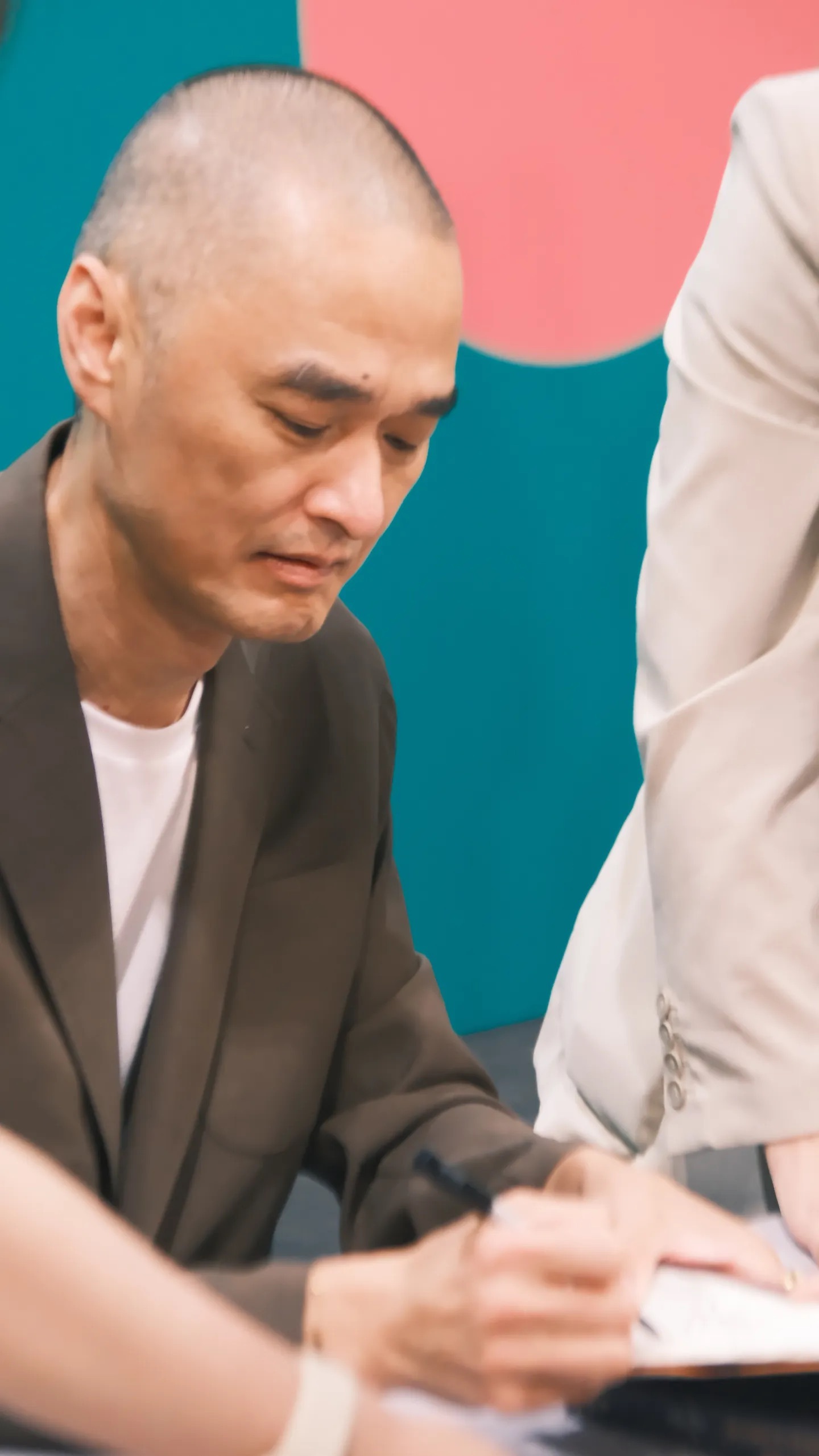 冯唐：千万不要小看一个长相年轻的女人。如果她看起来比实际年龄小很多，那她一定是个