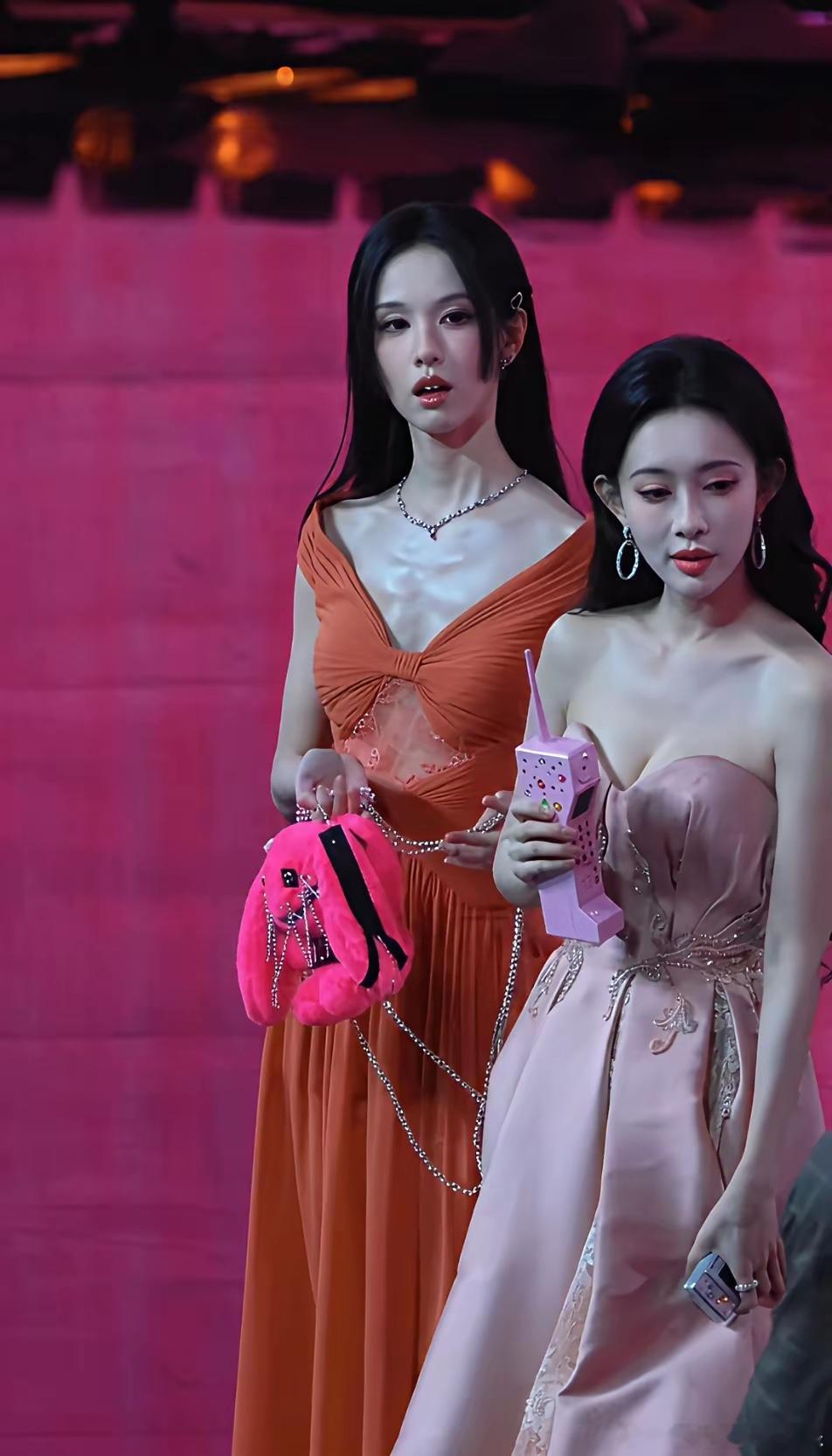 陈都灵瘦到胸前的肋条骨清晰可见，和孟子义形成鲜明对比，这样看下来，还是不要一味追