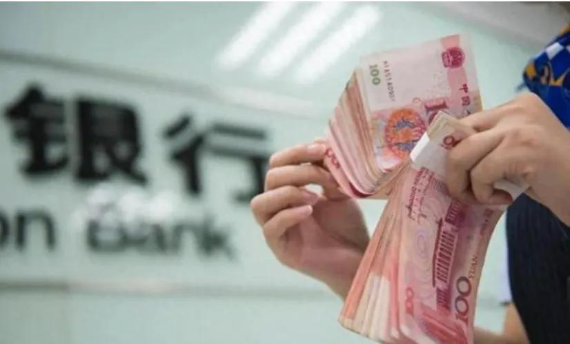 最近，和一个银行的朋友吃饭。他跟我说了四个现象，越听越觉得震惊。 一，存款数