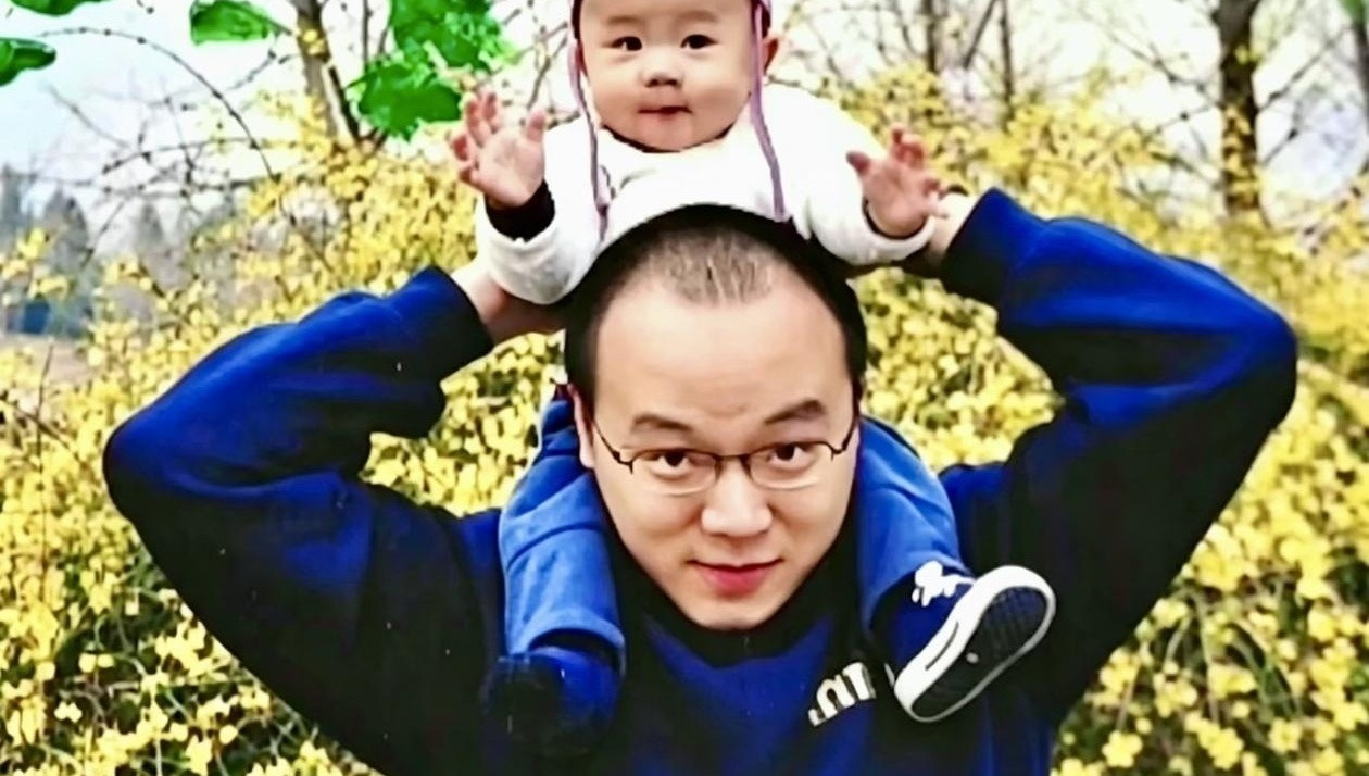 你刷到窦唯那张田间合照没？真挺稀罕，他这些年低调得像“隐身”了。照片里他穿得随意，站在地头，旁边小姑