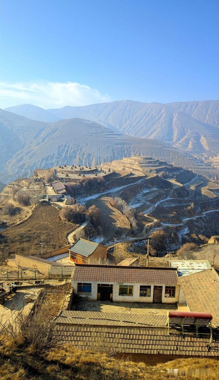 谁能想到，这才是真实的大西北农村！连绵厚重的黄土大山，蜿蜒曲折的土路散落在山间