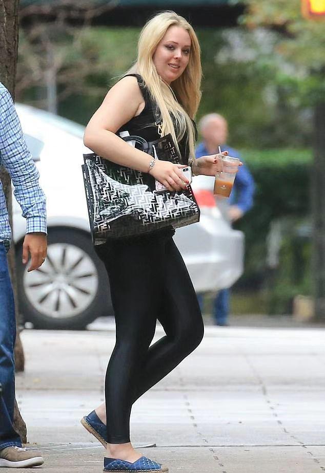 特朗普一向是颜值控，对自己的孩子也是如此。特朗普喜欢大女儿，不喜欢小女儿，因为